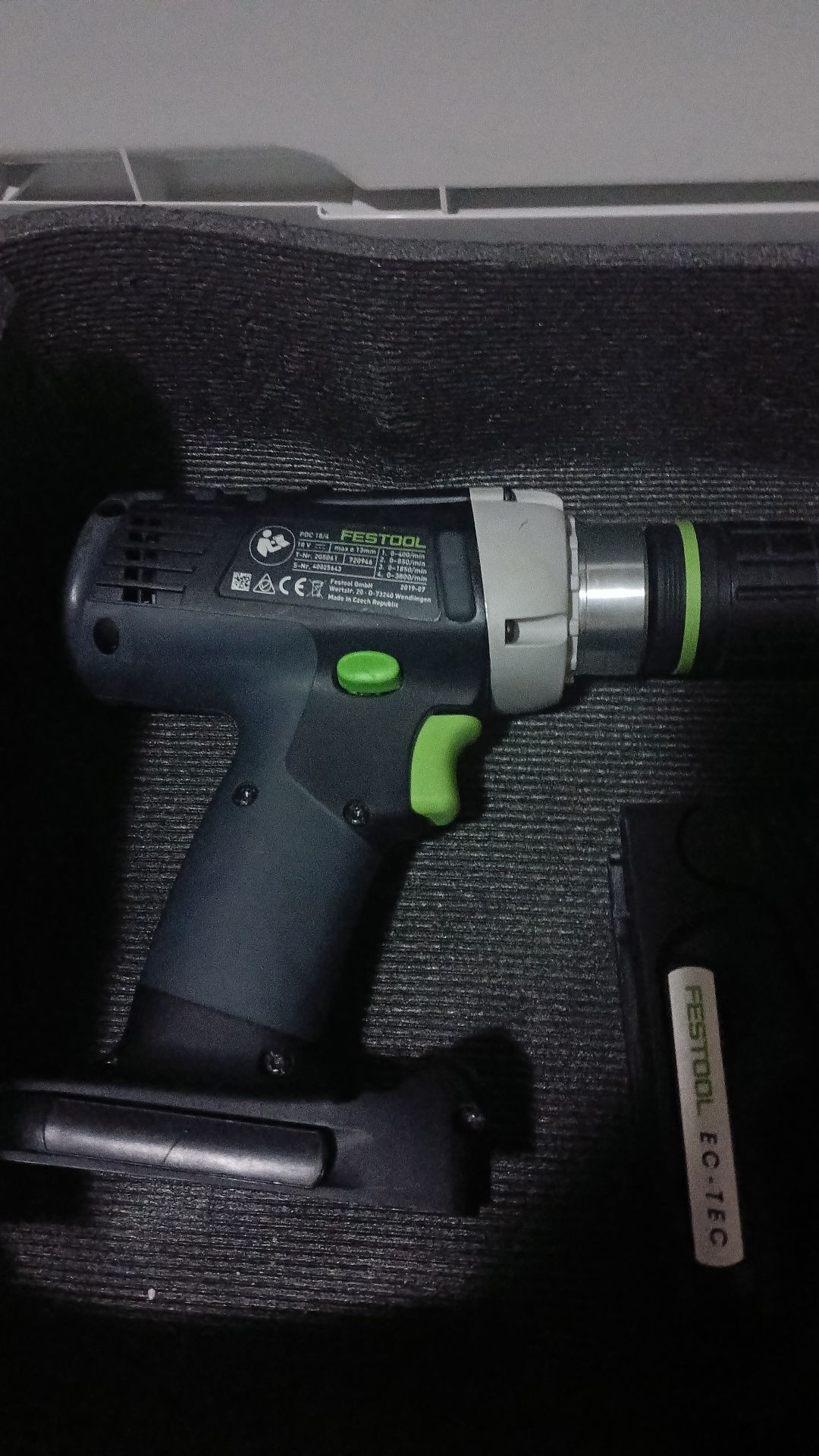 Martelo e aparafusadora festool sem bateria e sem carregador.