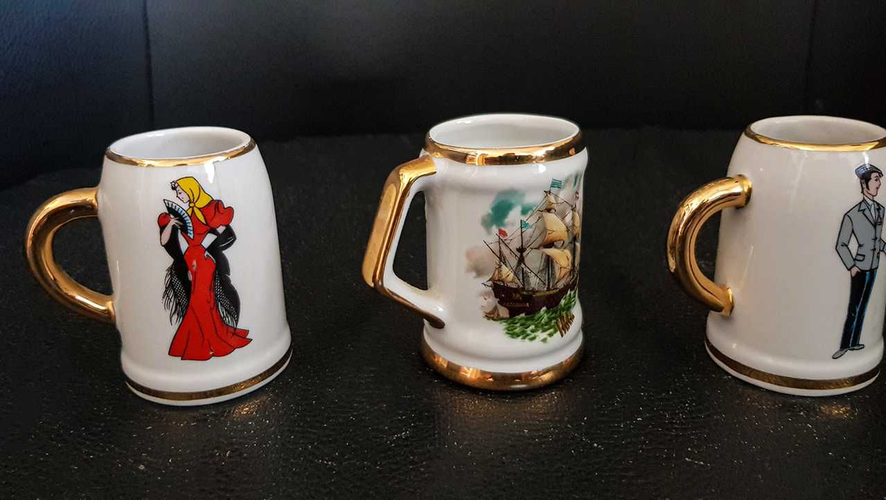 3 miniaturas de canecas em porcelana