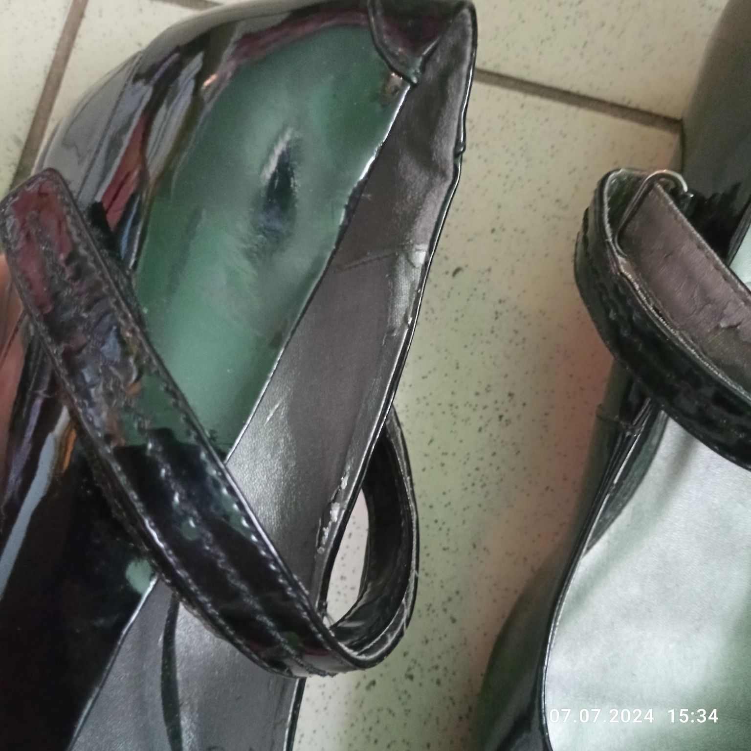 Piękne baletki na koturnie z lakierowanej skóry. Rozmiar 40. Clarks.