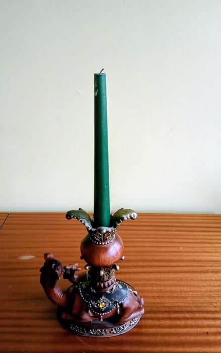 Świecznik z Tunezji w kształcie wielbłądów