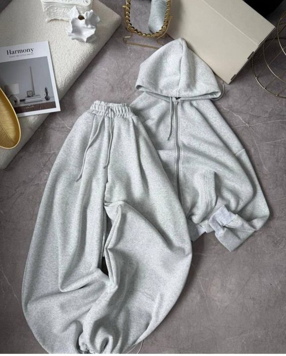 Спортивний жіночий костюм