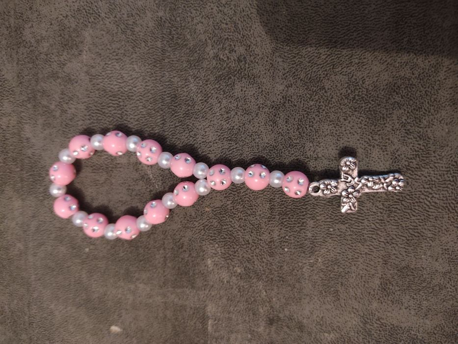 Mini terço em cor de rosa