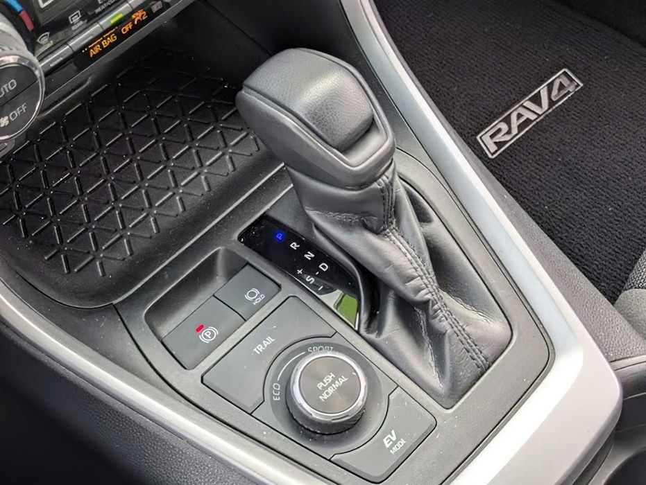 Toyota RAV4 Hybrid LE      2019