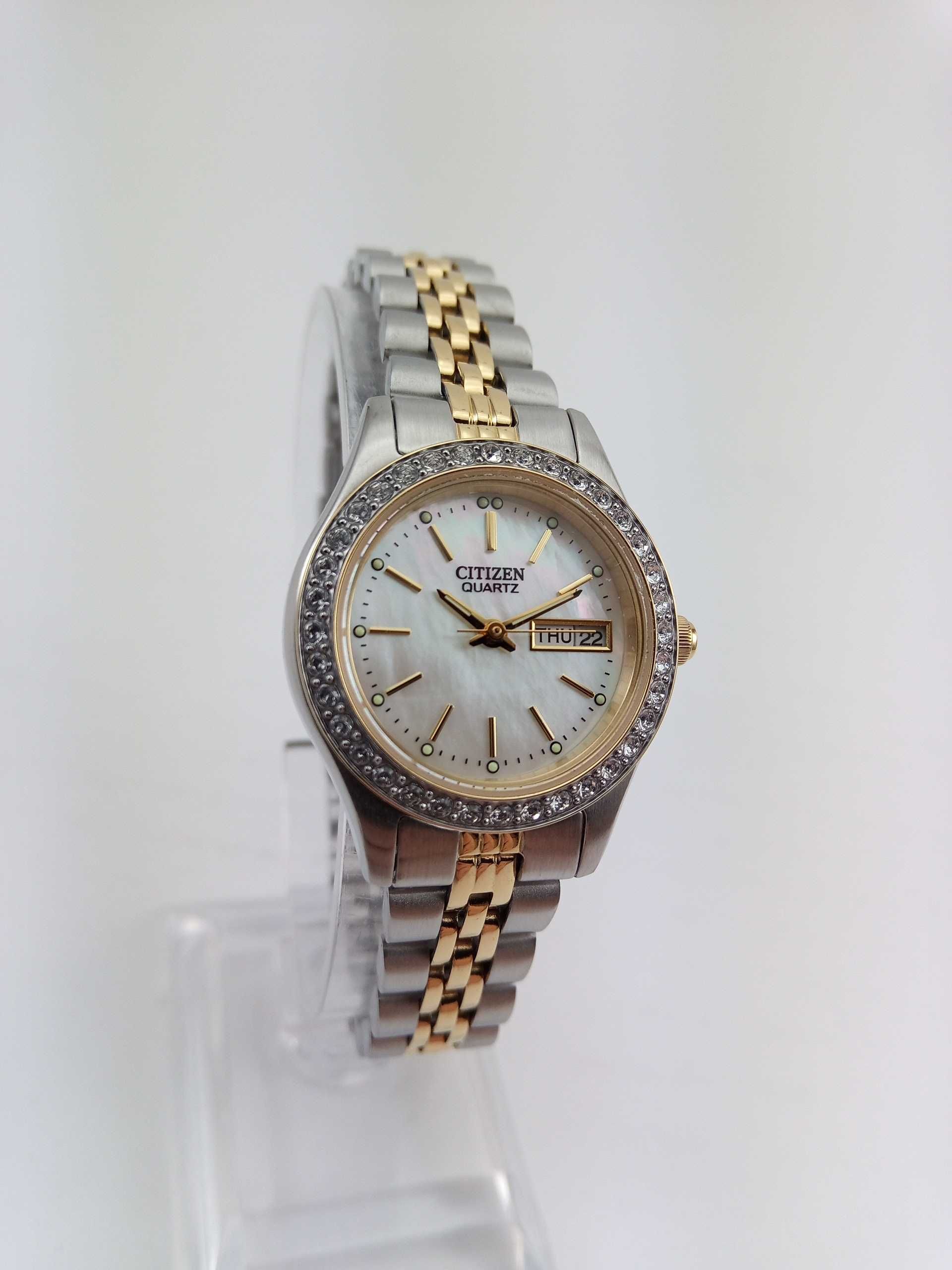 Японские женские часы Citizen EQ0534-50D с камнями Swarovski