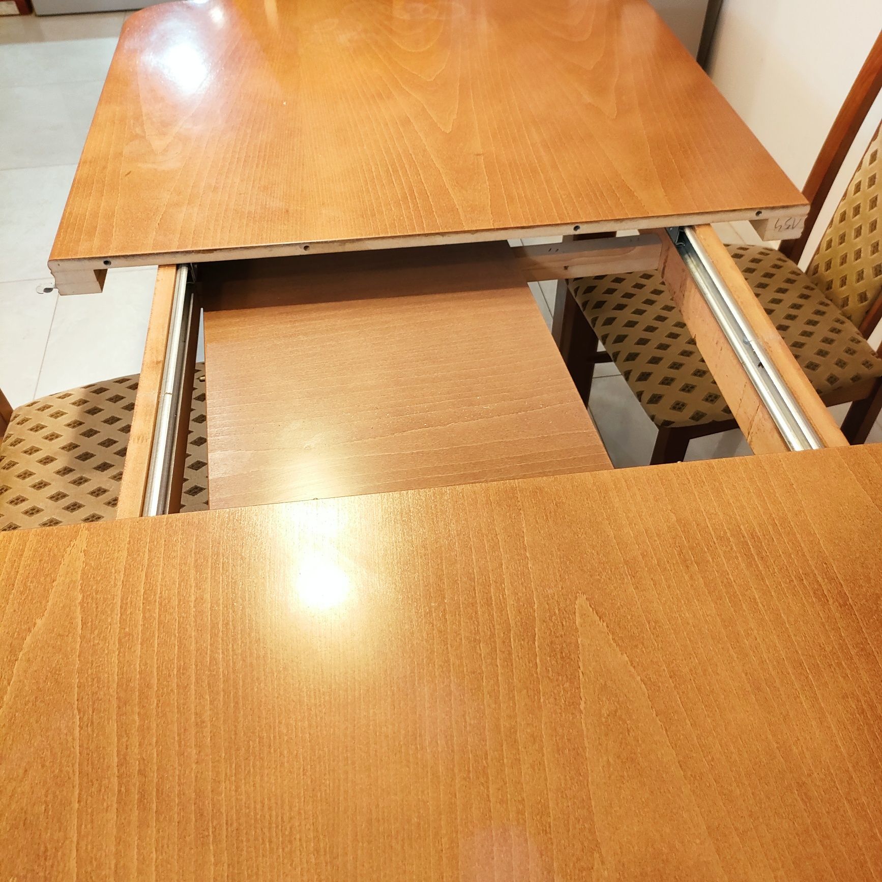 Duży stół wraz z krzesłami