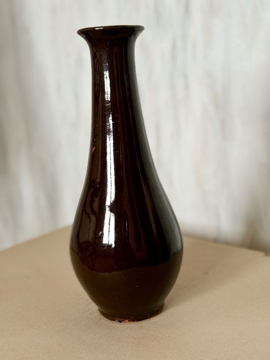 Wazon ceramiczny w kolorze ciemnego brązu stan zachowania bardzo dobry