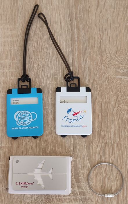 Zawieszki, przypinki do walizki podróżnej.