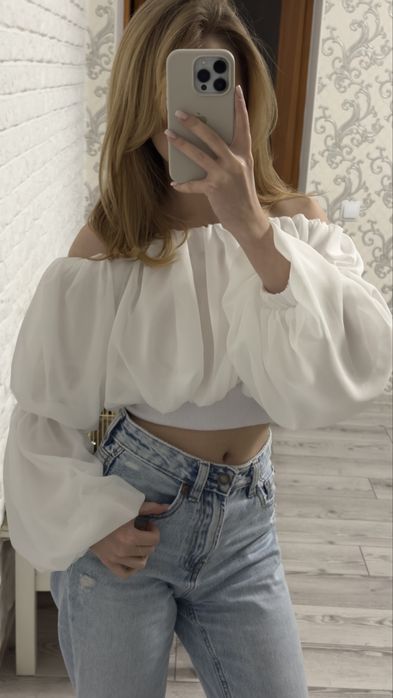 Білий топ з відкритими плечима — стильний, легкий і дуже жіночний.