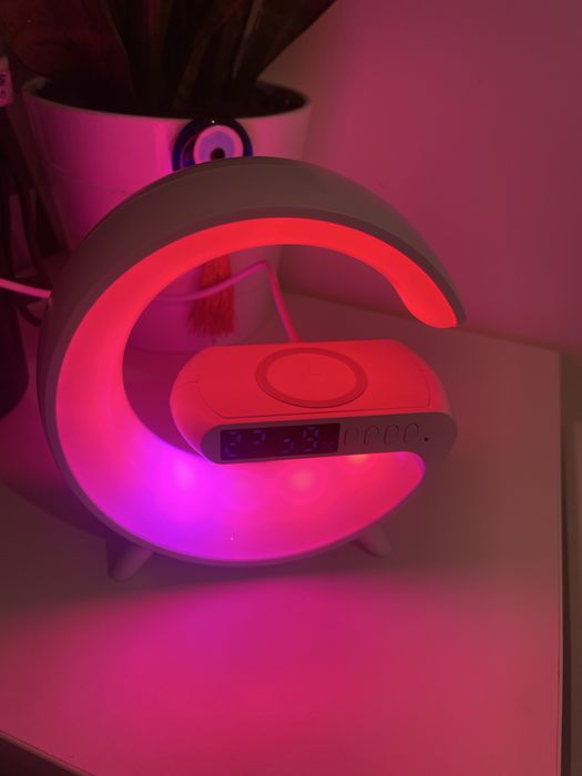 Lampka LED RGB z ładowarka indukcyjna głośnik i zegar
