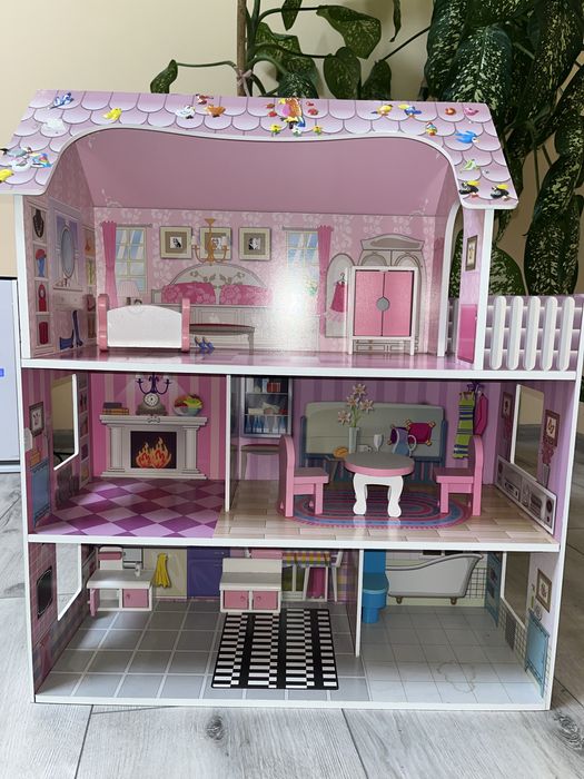 дерев'яна лялькова хатка. Будиночок для ляльок з меблями.