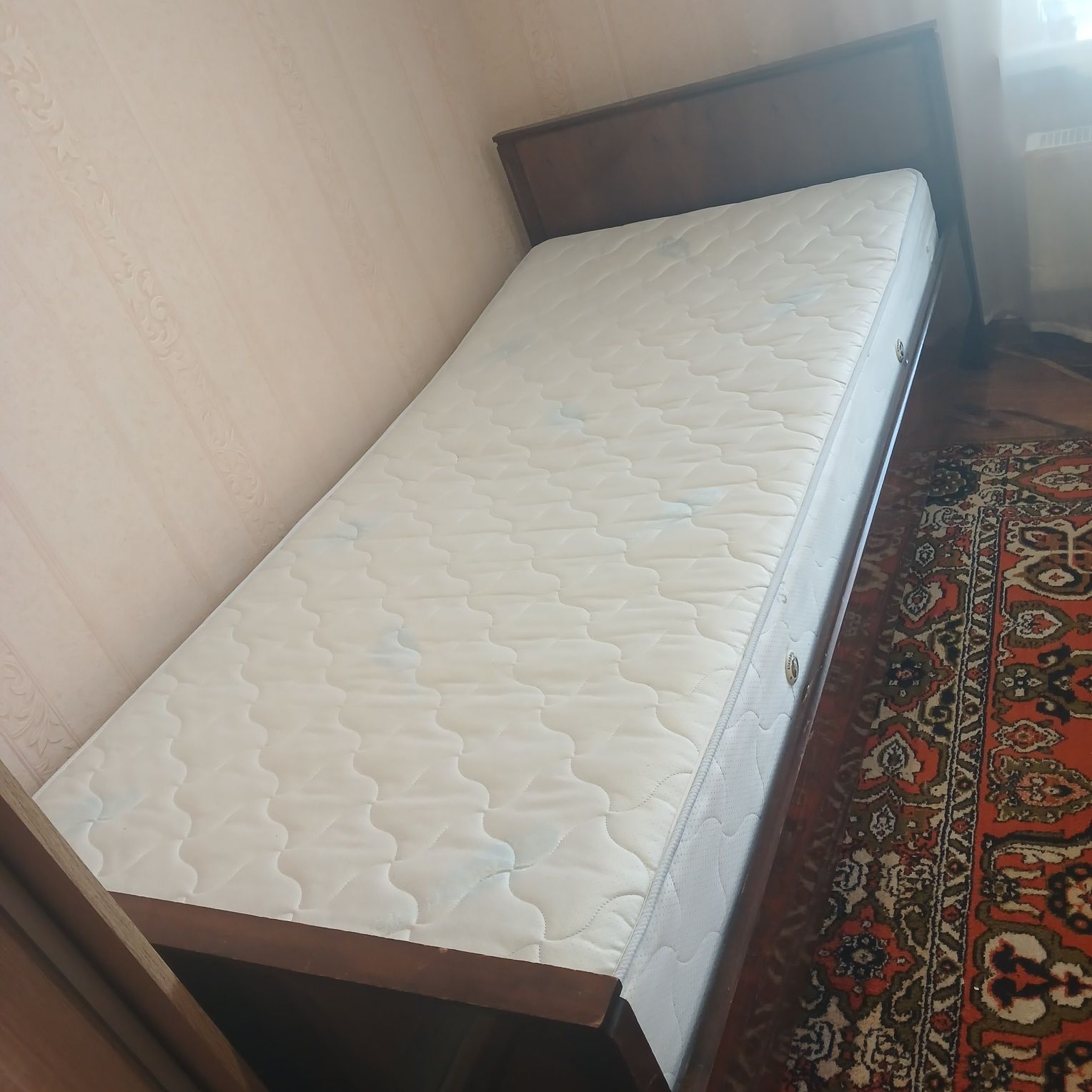 Продам ліжко з ортопедичним матрасом.