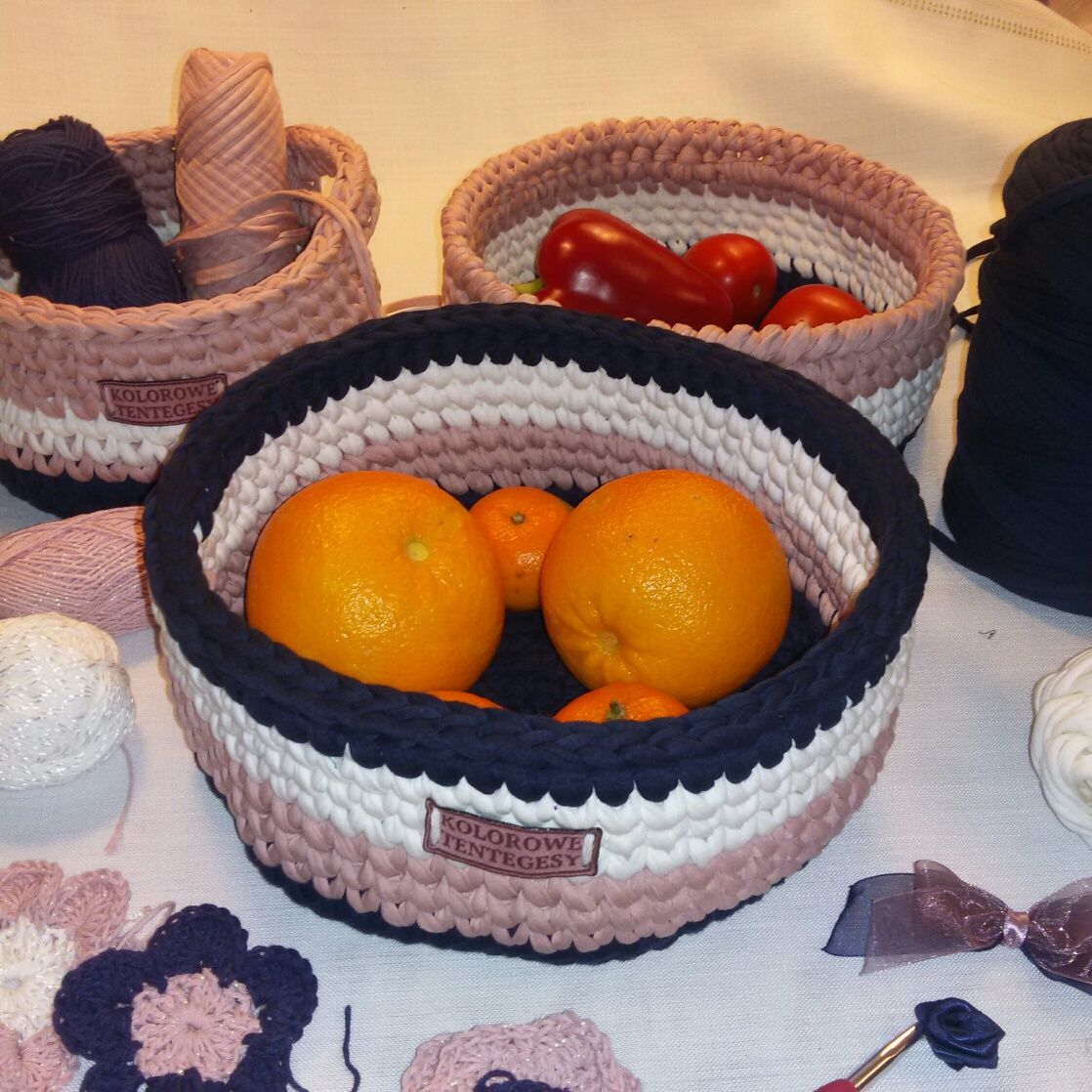 Koszyczek robiony na szydełku z przędzy bawełnianej Spagetti.