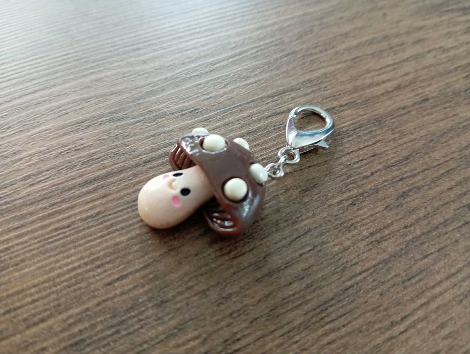 Brelok, zawieszka z brązowym grzybkiem