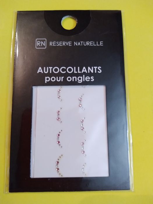 Наклейки-стразы для дизайна ногтей.