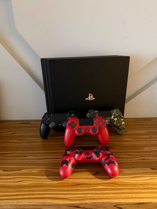 [PS4] Konsola PlayStation 4 Pro 1TB (CUH-7216B) + 4 Pady