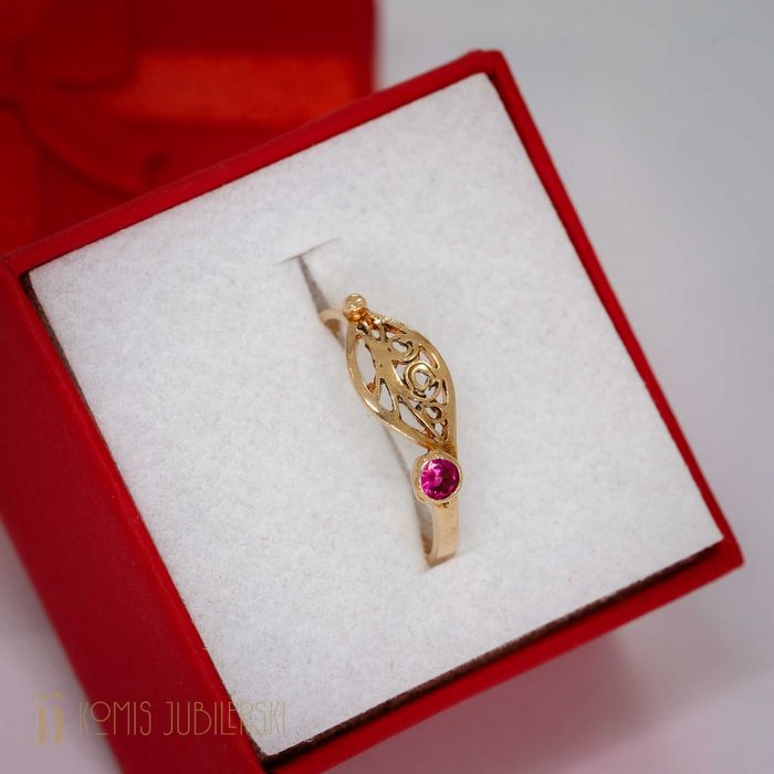 Złoty pierścionek z różowym kamieniem