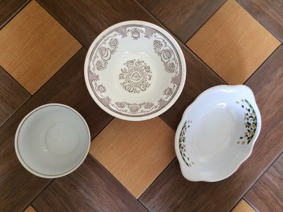 Тарілки, чашки, цукорниця, кавовий сервіз.