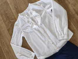 Biała bluzka i granatowa spodniczka