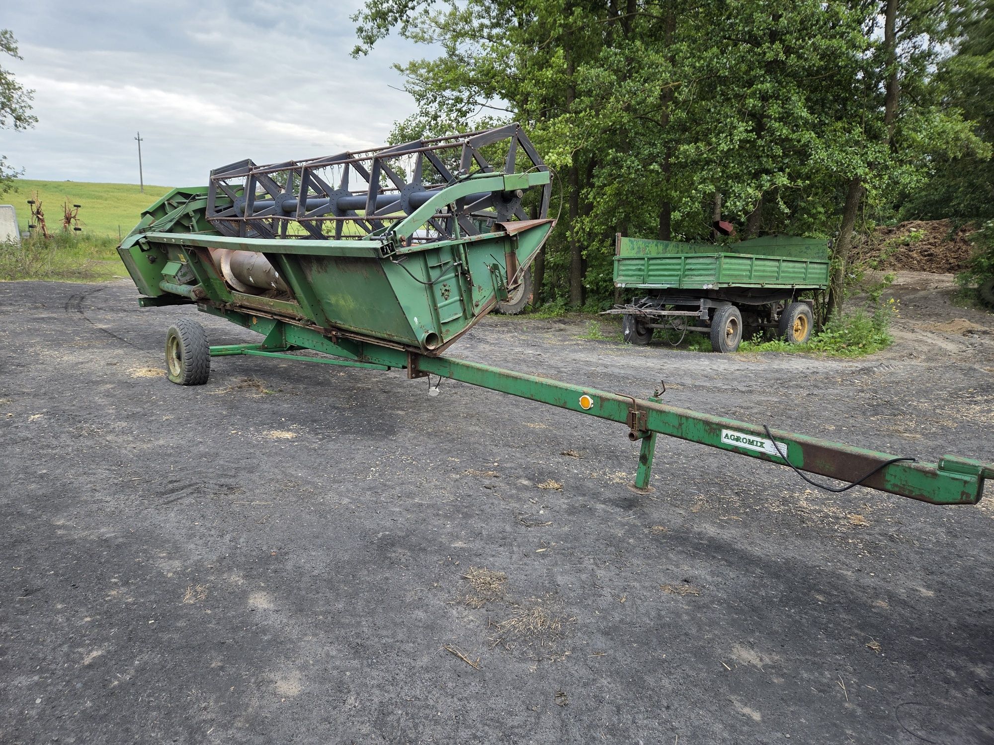 Heder John Deere 818 z wózkiem