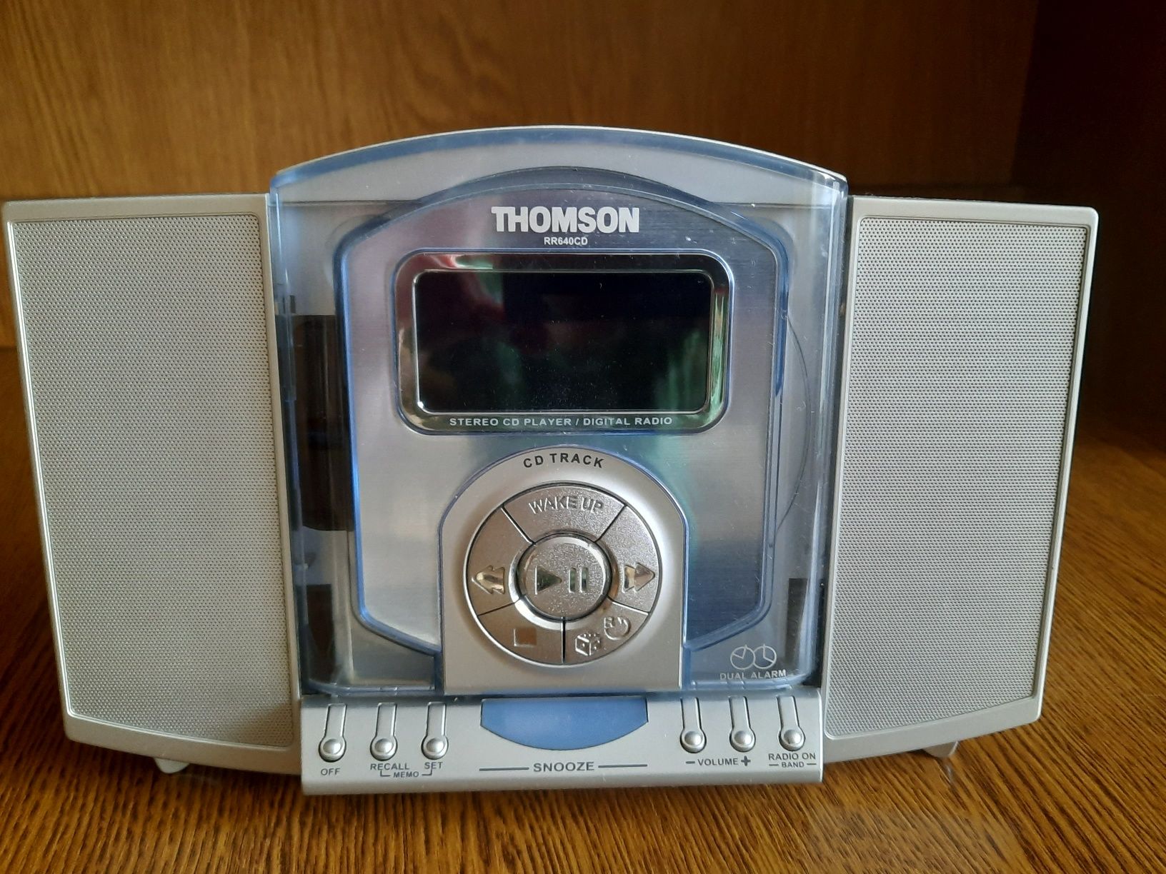 THOMSON 3 в одному(радіо,годинник,CD програвач)