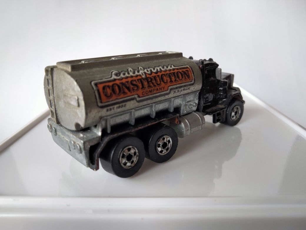 1/64 Peterbilt Tank Truck - 1979 (Hot Wheels)