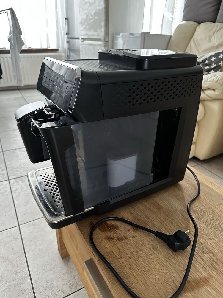 Кавомашина Philips 3200 EP3221/40 з капучинатором • Автоматична • Б/у