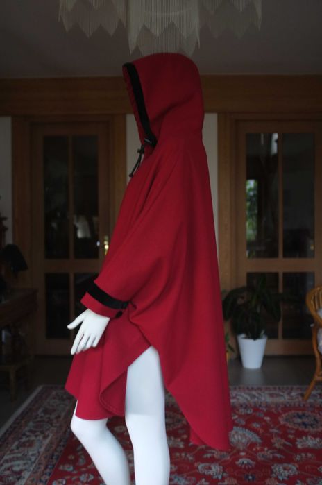 czerwona wełniana peleryna z kapturem real vintage wełna Pure New Wool