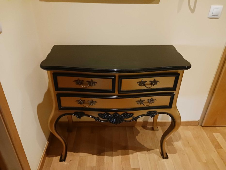 Consola contemporânea tons de dourado e preto
