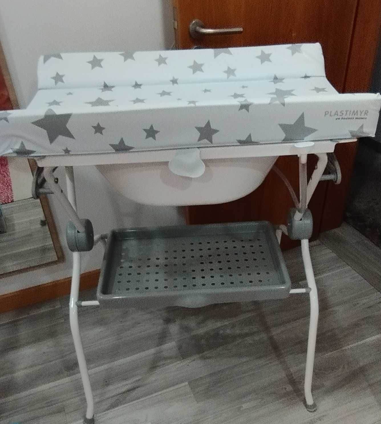 Vendo muda fraldas com banheira