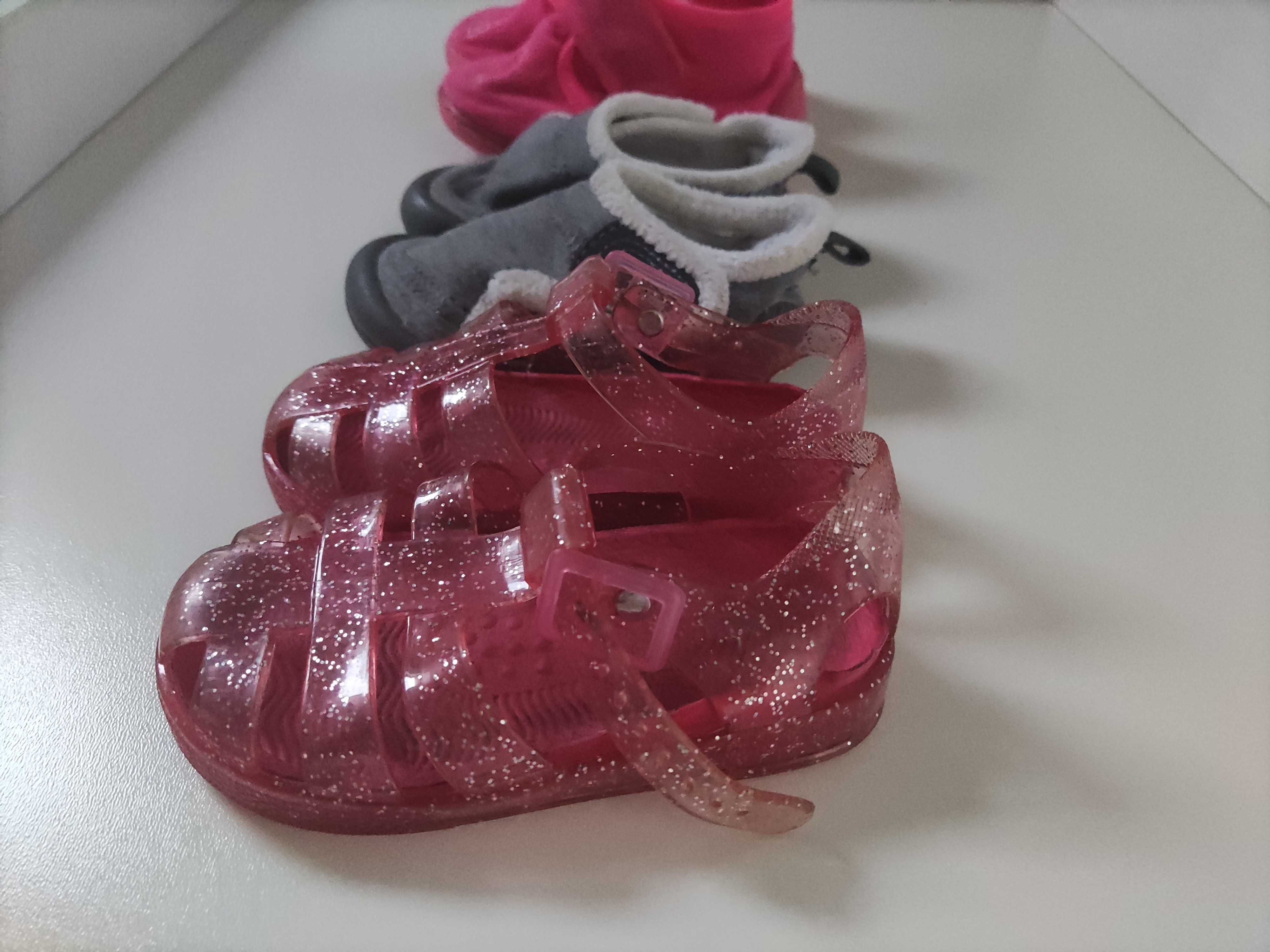 Pantufas 19 e 21 e sandália 22