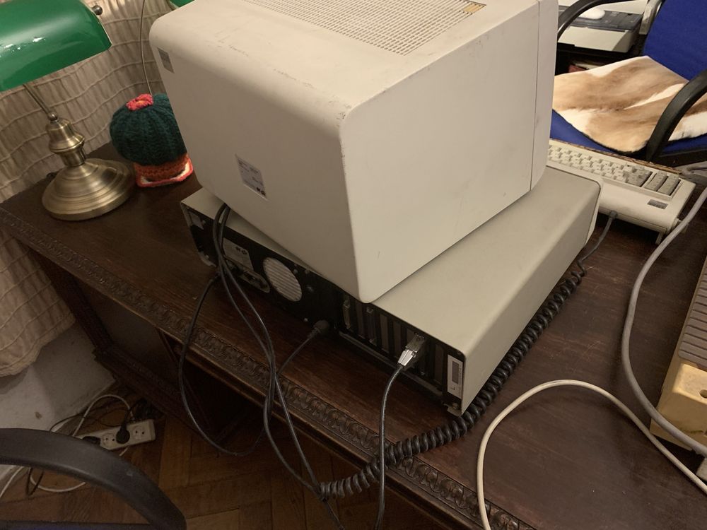 IBM Pc/XT z monitorem i klawiaturą oraz drukarką igłową