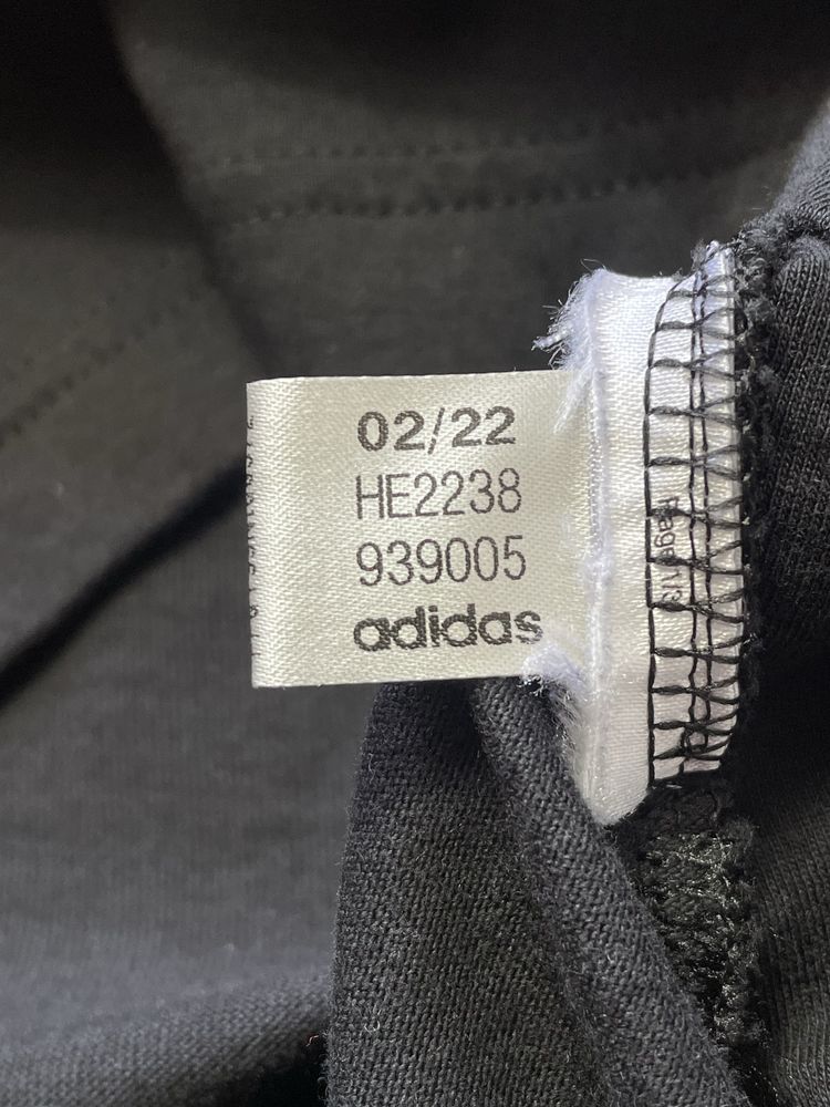 Чорна базова плотна футболка Adidas оригінал розмір S стан ідеал