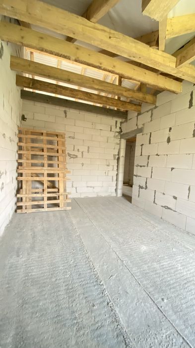 Напівособняк 130 м² з гаражем і 3 сотками землі біля міста