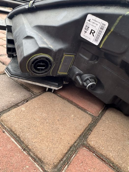 Фара права Tesla model 3