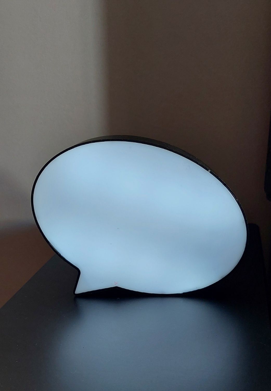 Caixa de luz em forma de nuvem para escrever
