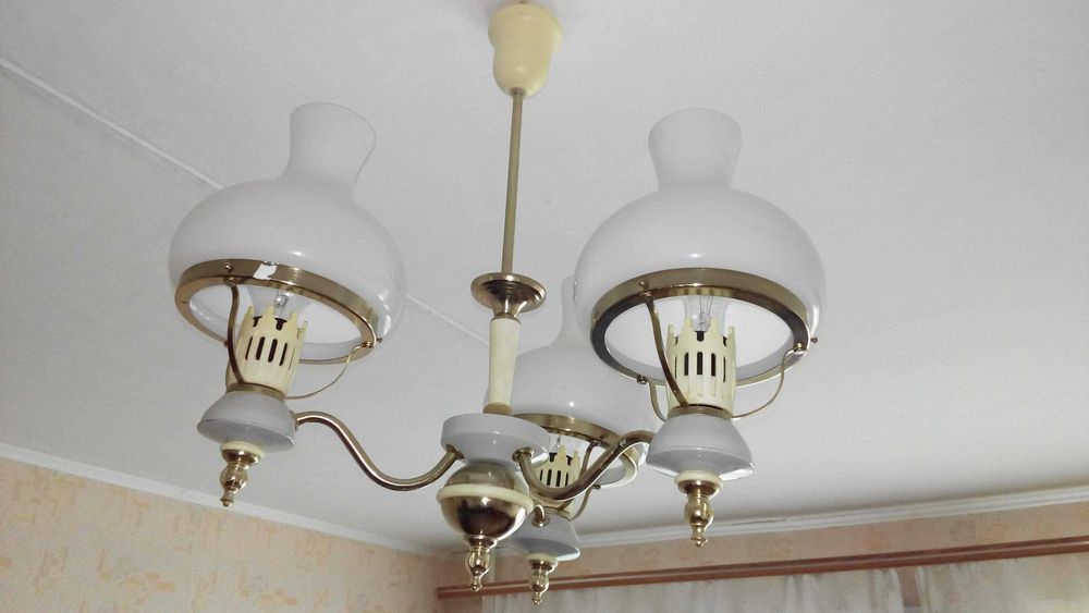 Продам люстру комнатную