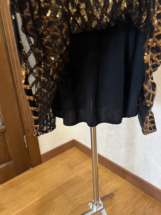 Вечірня блискуча жіноча сукня