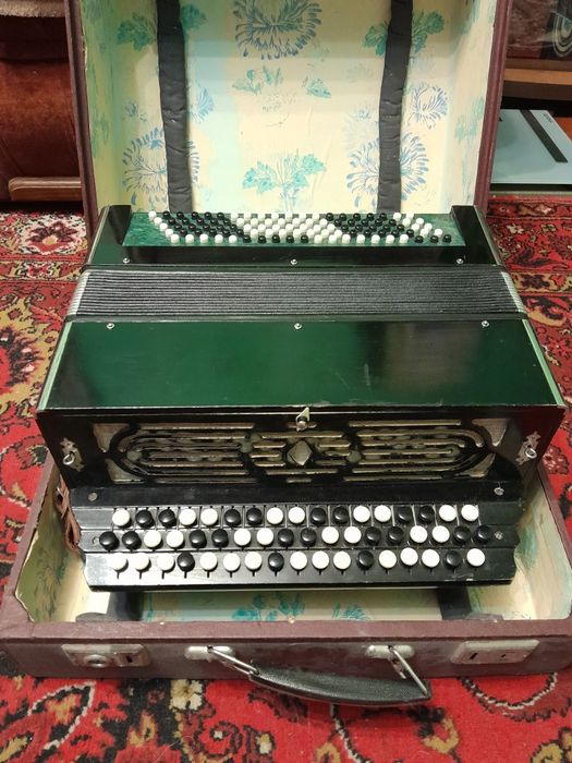 Баян Тула,чёрный цвет с футляром