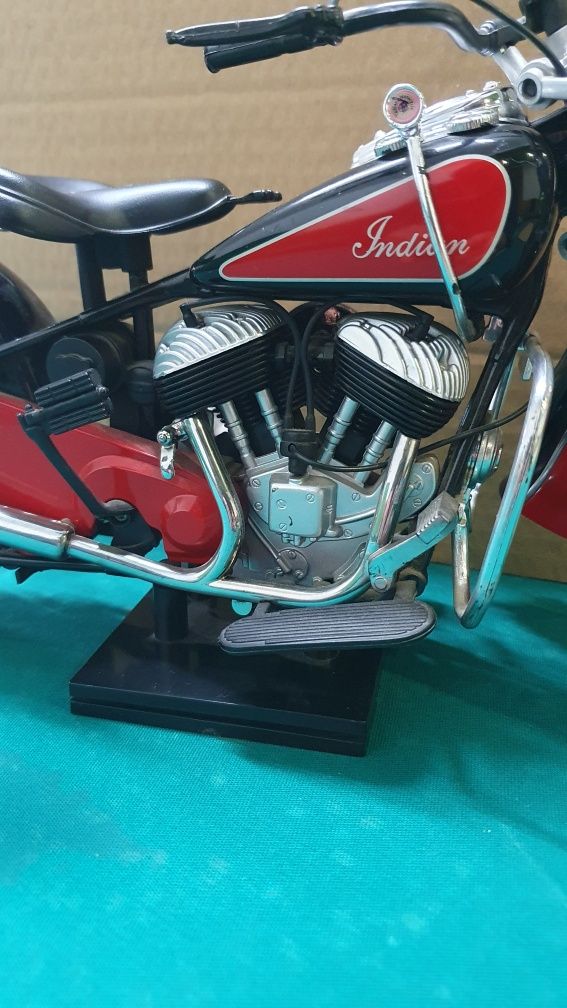 Miniatura mota 1998 IMMI New Ray 1948 Indian Chief Motorcycle