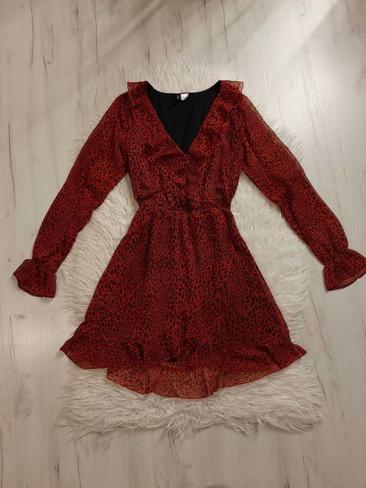 Piękna czerwona sukienka we wzory z falbankami XS 34