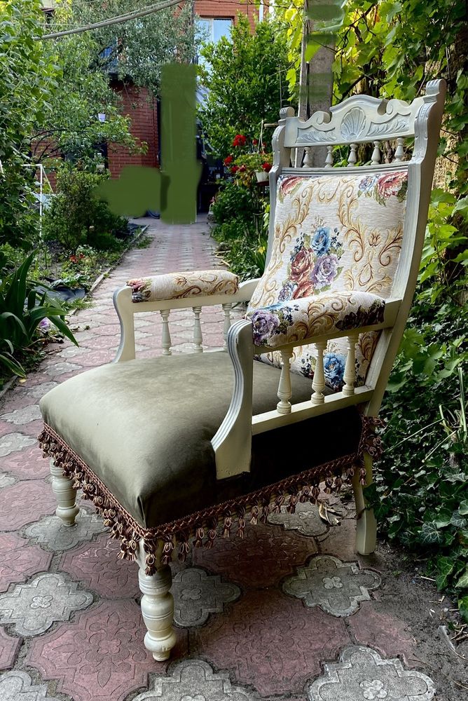 Кресло антикварное с бахромой в новом текстиле, из Европы