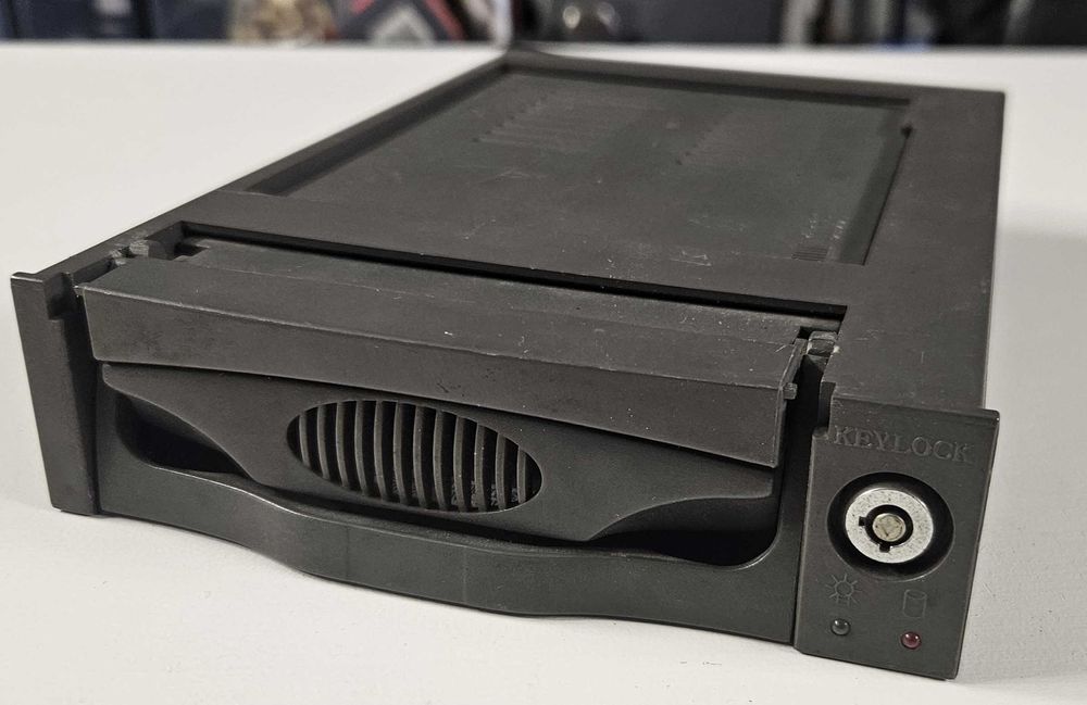 Kieszeń HDD ATA 100/133 czarna na dysk 3,5" + kluczyk