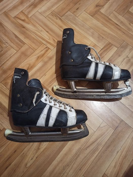 Продам спортивные коньки хоккейные