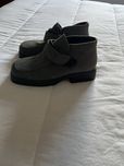 Sapatos cinzentos tipo camurça