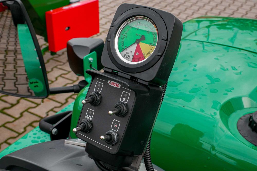 Najwęższy opryskiwacz sadowniczy do borówki z wałem szerokokątnym 600l