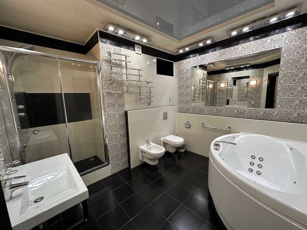 Продаж найбільшої квартири 213 м² у ЖК Корона, вул. Срібнокільська 1