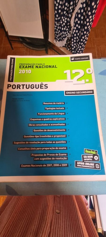 Livro de preparação de exame.