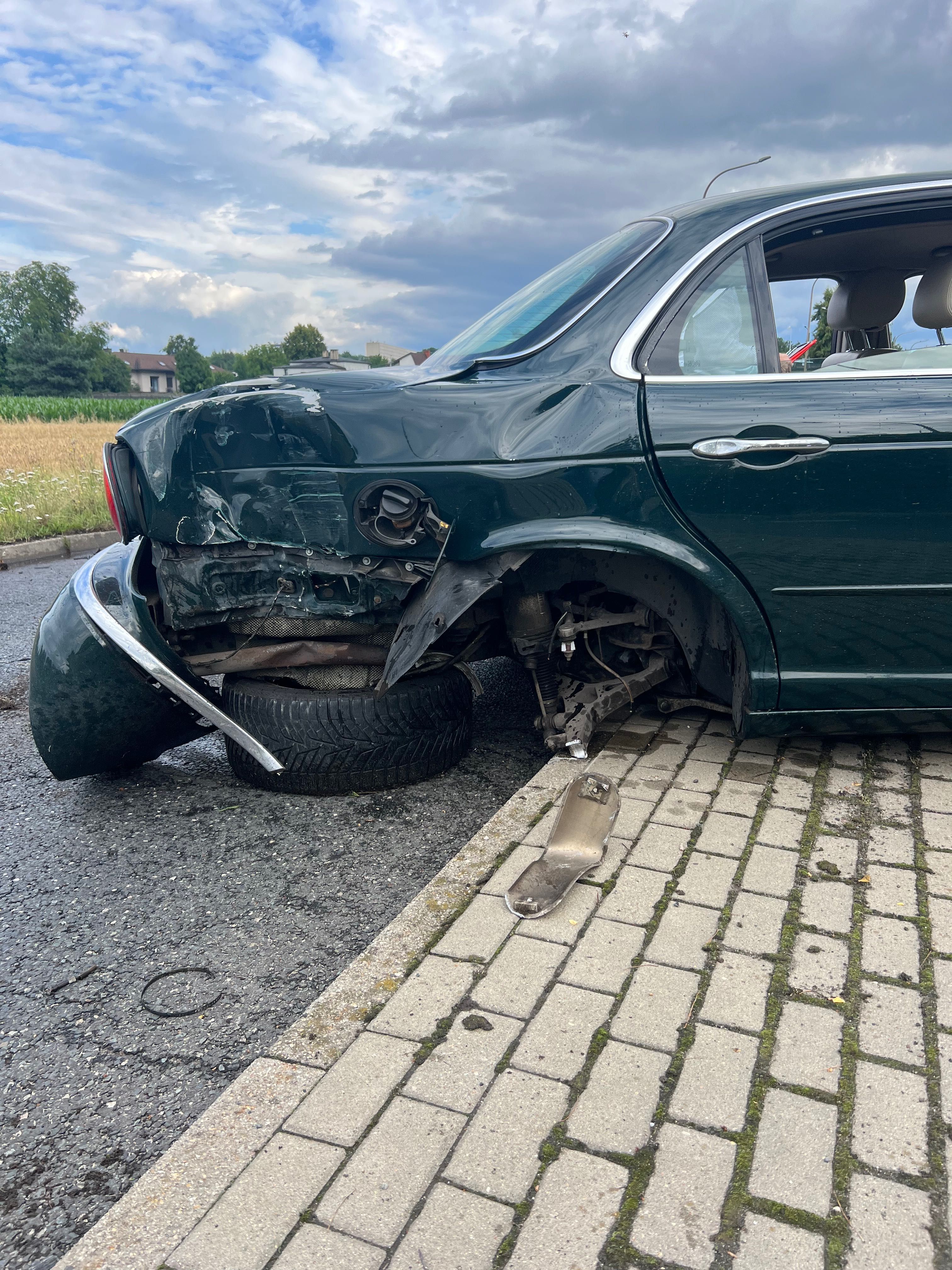 Sprzedam uszkodzonego jaguar Xj x350  2003r  3,6 V8