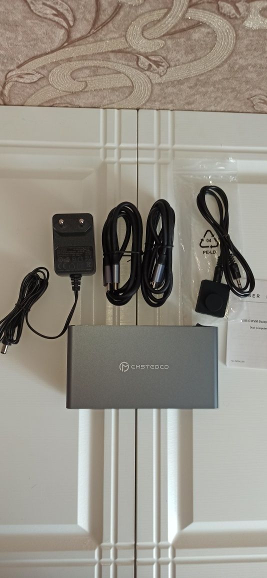 Док-станція USB C з KVM-перемикачем 2 монітори 2 комп'ютери 4K60Hz