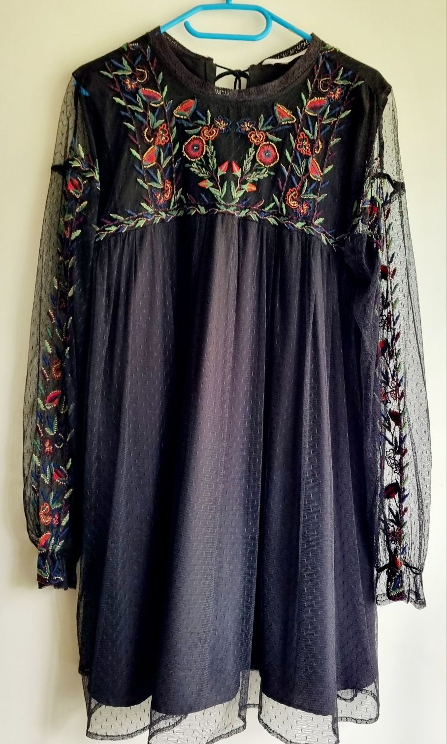 Mini sukienka z haftem w stylu boho.